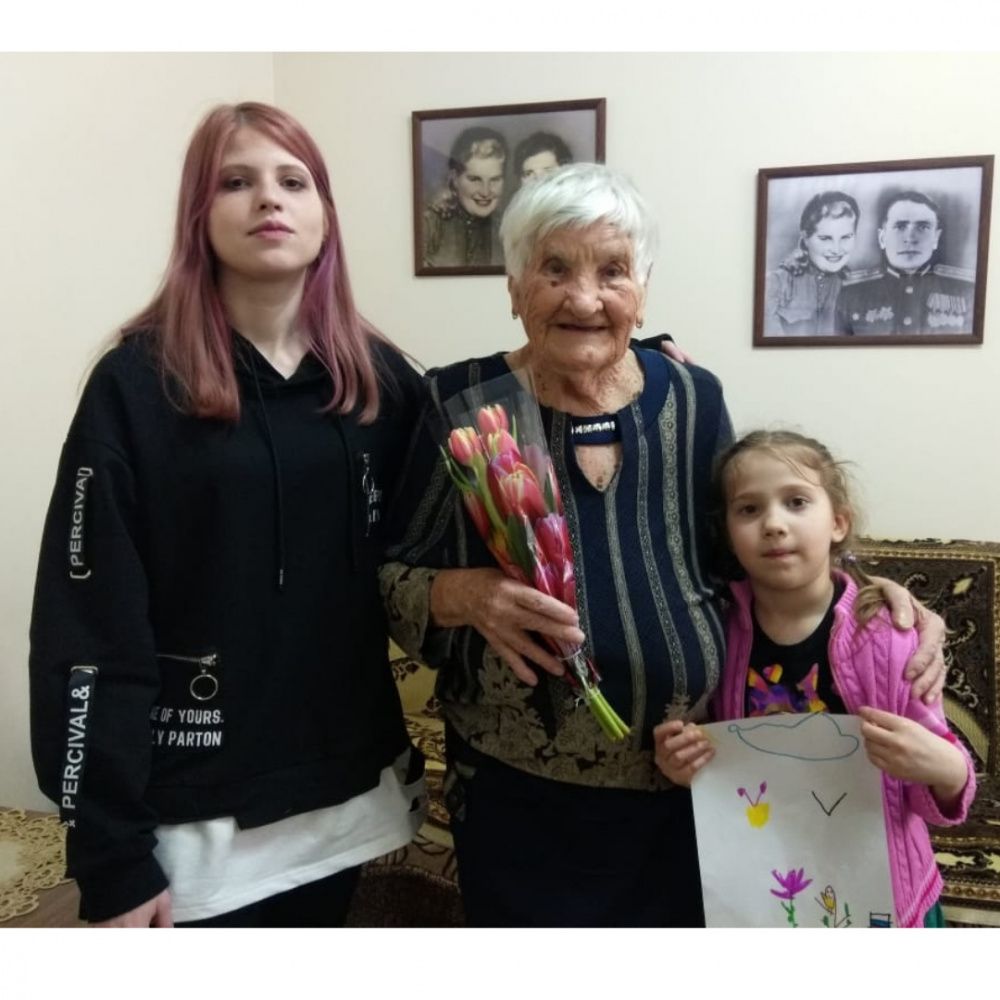 Усть-лабинские волонтеры поздравили с женским праздником участницу ВОВ