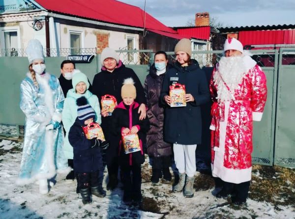 Усть-Лабинские благотворители вручили подарки детям из малообеспеченных семей
