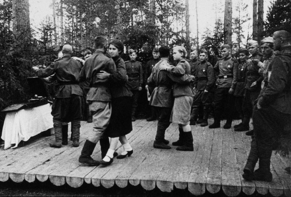 Усть-лабинские студенты исполнили «Вальс Победы»