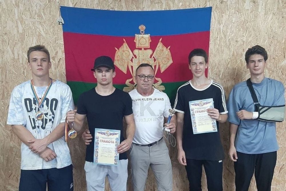 Усть-лабинские спортсмены взяли золото на соревнованиях по пауэрлифтингу