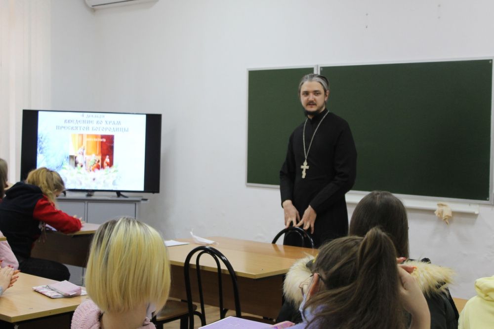 Усть-лабинские студенты встретились со священником местного храма