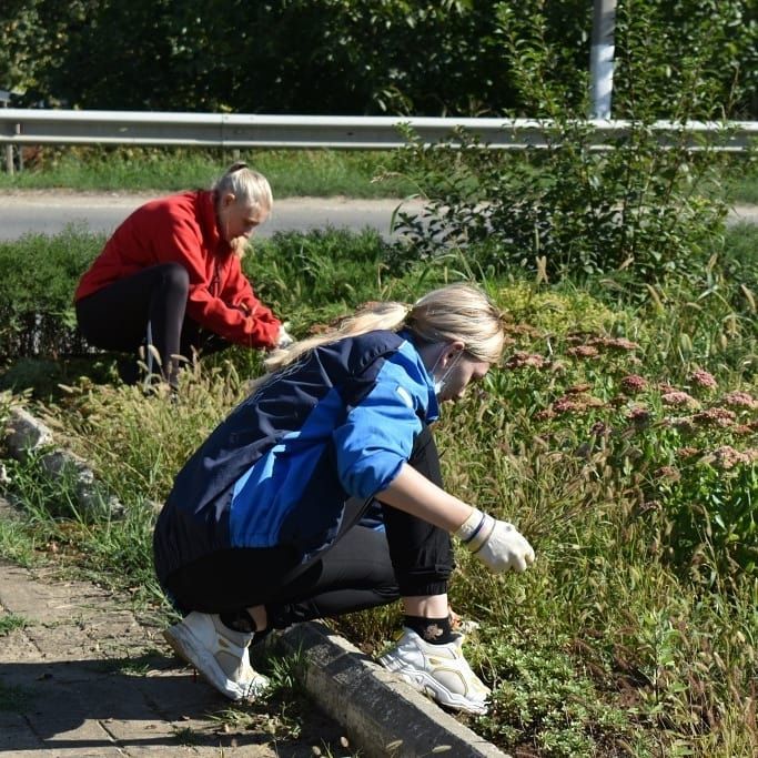 В Усть-Лабинске волонтеры провели субботник у часовни Николая Чудотворца