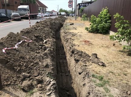 РЕМОНТИРУЮТ ДОРОГИ И ВОДОПРОВОД