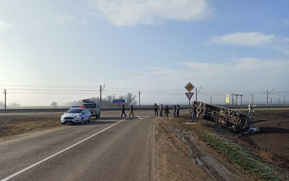 В Усть-Лабинском районе водителя зажало в машине после столкновения с самосвалом
