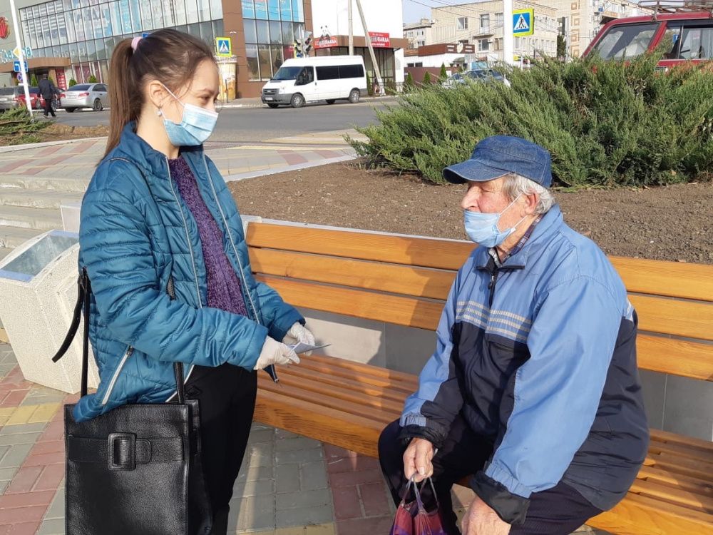 Усть-лабинские волонтеры провели на городских улицах акцию «Экопросвещение»