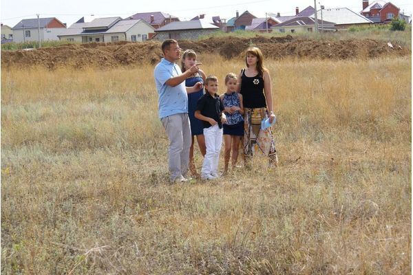 Многодетные семьи Краснодарского края начали получать землю в собственность