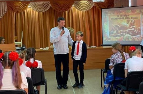 Работники «Прогресс Агро» рассказали школьникам, почему «Хлеб всему голова»