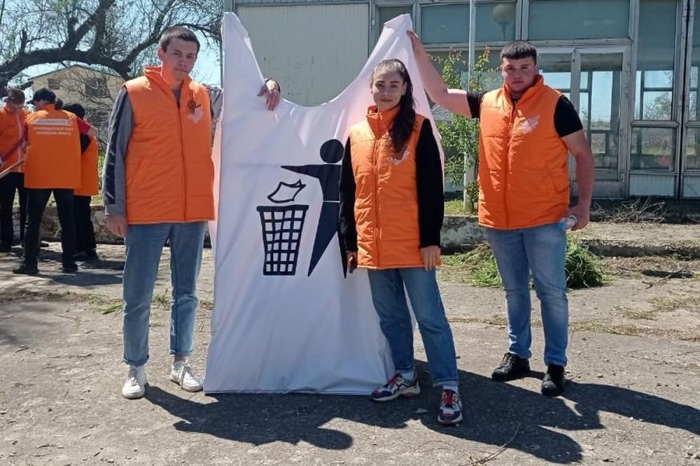 Усть-лабинские волонтеры приняли участие в молодежном субботнике в Анапе