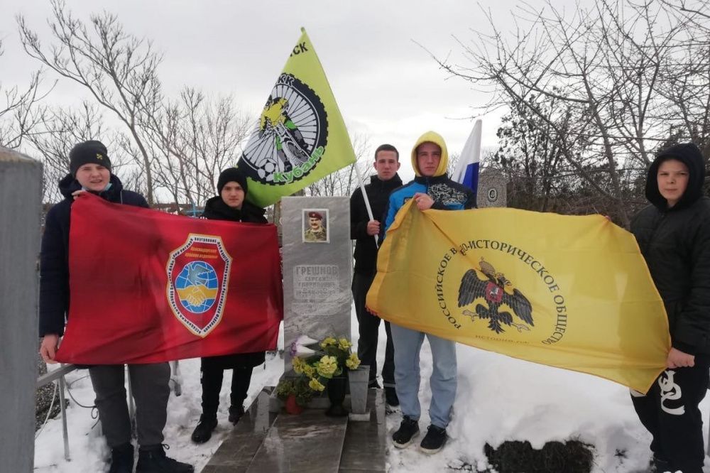 Спортсмены мотобольного клуба привели в порядок братские могилы павших воинов в Усть-Лабинске