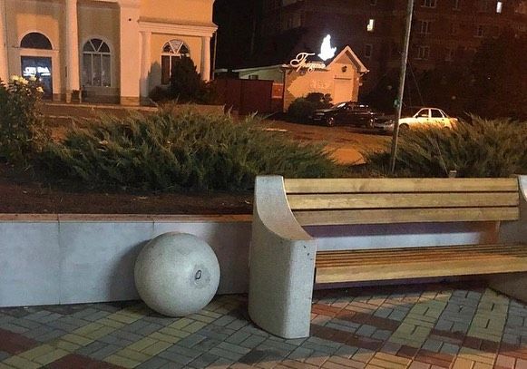 Вандалы сломали светофор в Ладожской и скульптуру в Усть-Лабинске