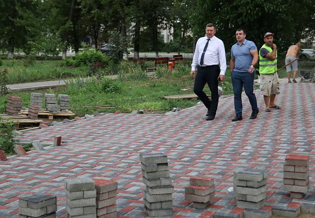 Сергей Запорожский проверил ход строительства парка в Кирпильской