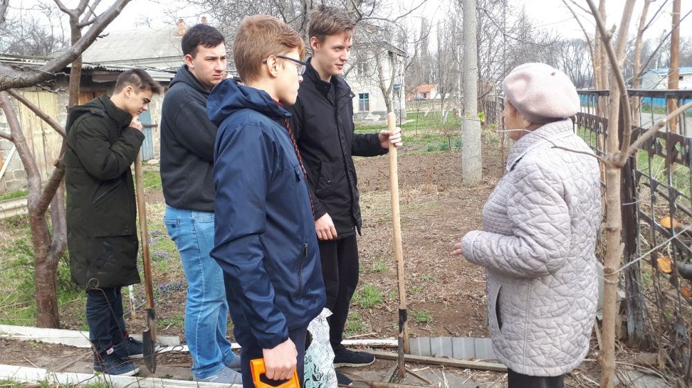 Усть-лабинские студенты продолжают оказывать помощь ветеранам