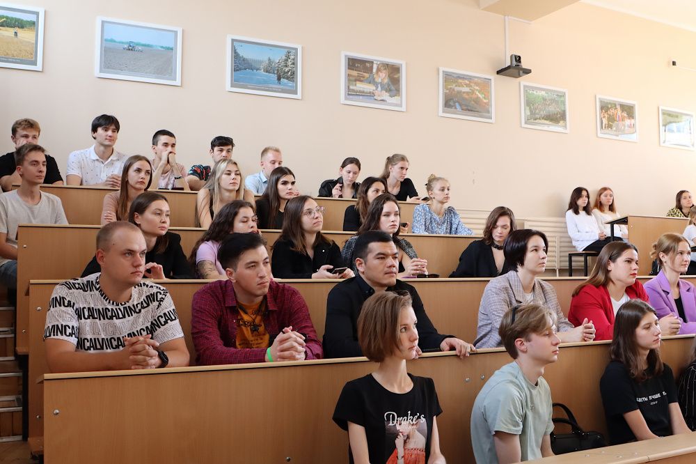 Предприниматели подмосковья. Экзамен. Бизнес семинар. Студенты в вузе. Обучение в институте.