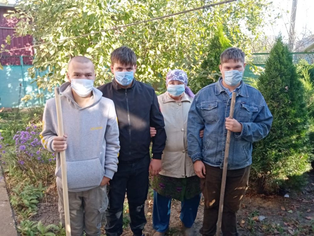 Усть-лабинские волонтеры оказали помощь ветеранам педагогического труда