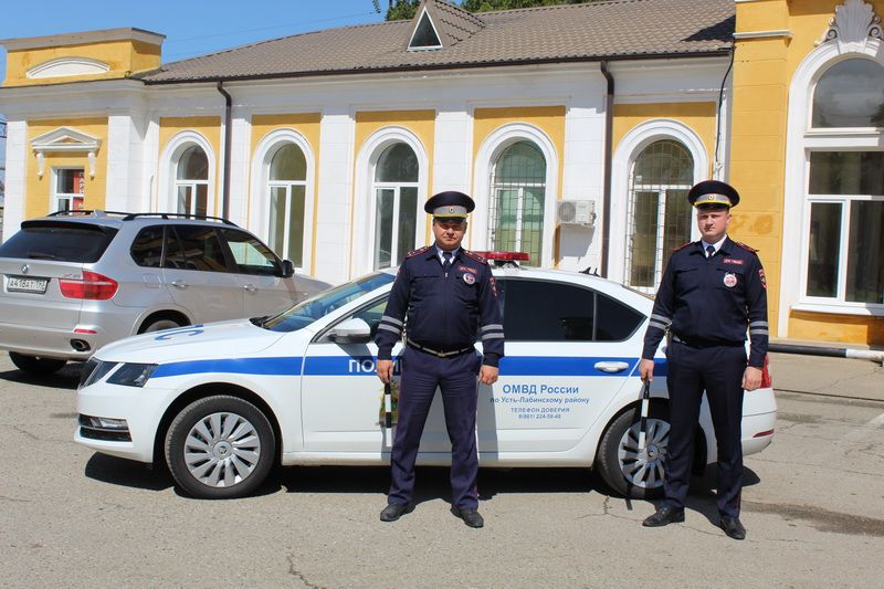 Маленькая девочка разбила голову во время катания на качелях в Усть-Лабинске