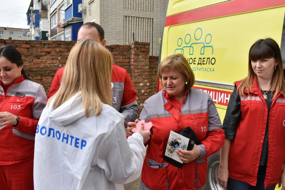 Устьлабинцы поздравили работников «скорой помощи» с профессиональным праздником