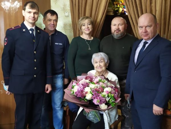 В Усть-Лабинске коллеги поздравили Нину Кушнареву с юбилеем