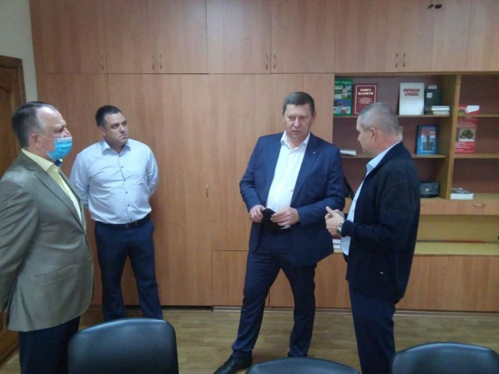 Глава района посетил военкомат и Усть-Лабинский архив