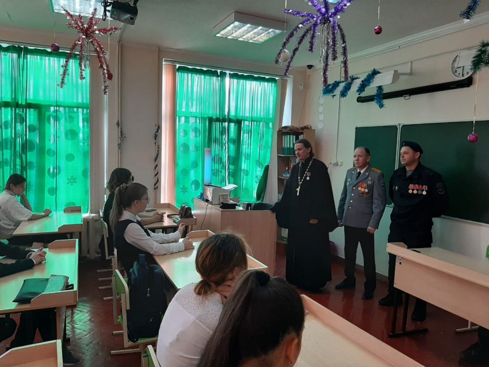 Члены Боевого Братства провели в усть-лабинской гимназии урок мужества
