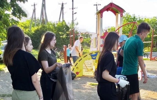 На детских площадках Усть-Лабинска прошло несколько субботников