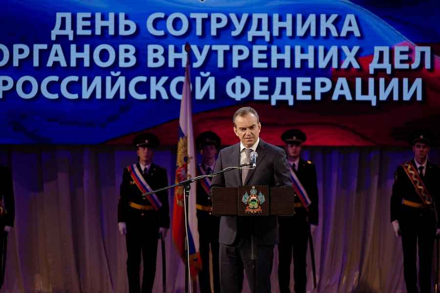 Как лицемерный губернатор полицейских поздравлял