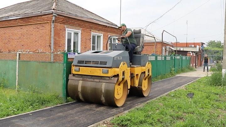 В Усть-Лабинске началась укладка асфальта на тротуарных дорожках