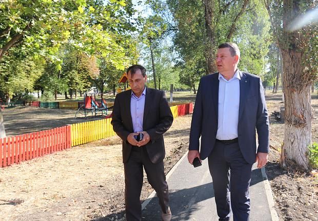 Сергей Запорожский посетил три социальных объекта Усть-Лабинского района