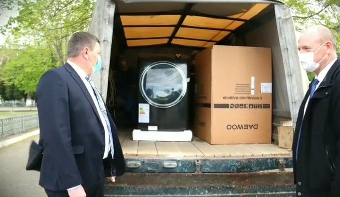 Глава района Сергей Запорожский подарил госпиталю стиральную машину