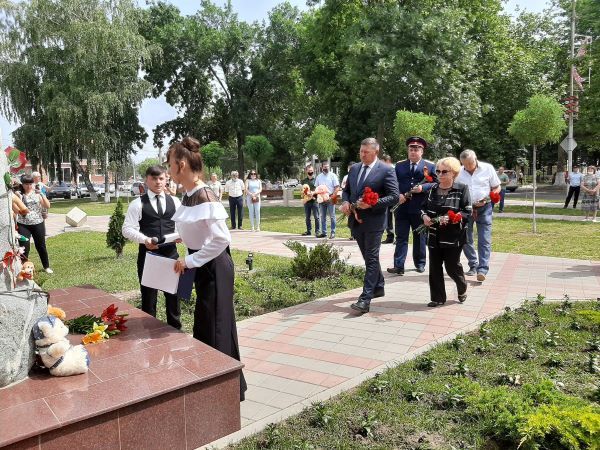 В Усть-Лабинске вспомнили детей, погибших в концлагерях В Усть-Лабинске вспомнили детей, погибших в концлагерях