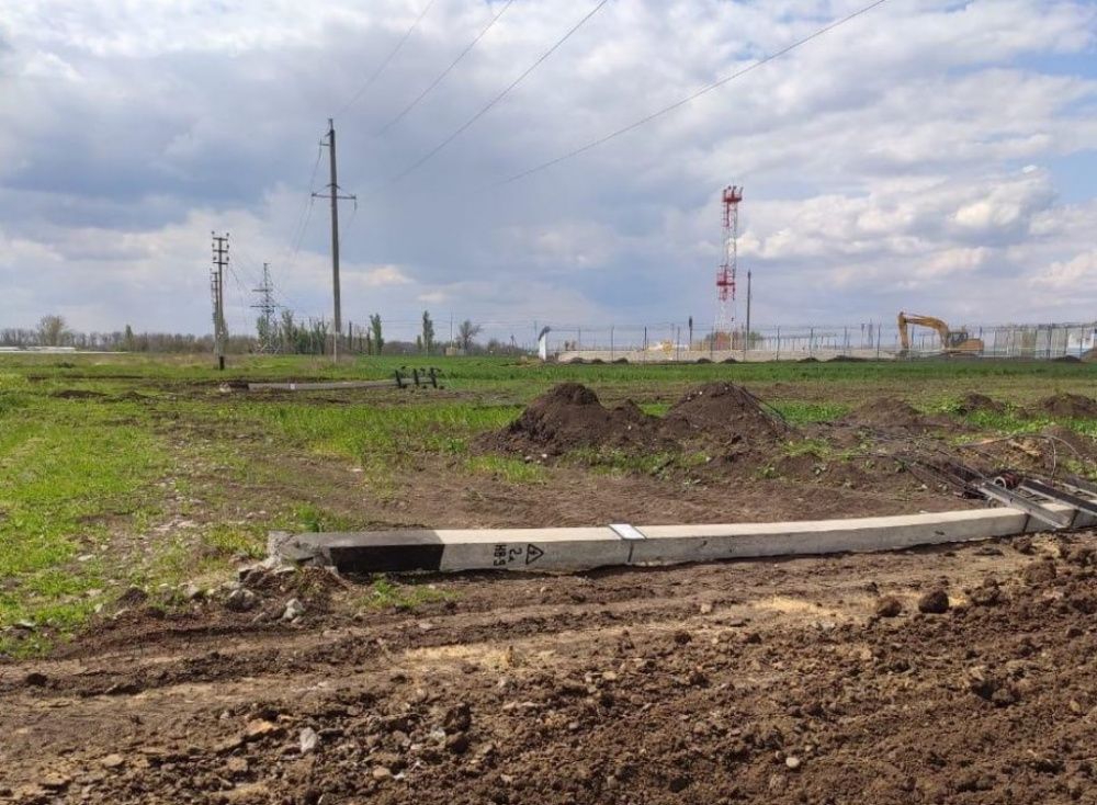 Нерадивый тракторист уронил опору ЛЭП в Динском районе