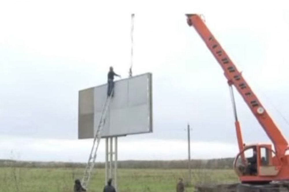 Незаконные рекламные вывески продолжают демонтировать в Усть-Лабинском районе