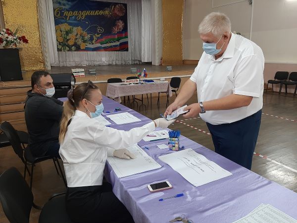 Депутат ЗСК от Усть-Лабинского района Владимир Зюзин проголосовал одним из первых