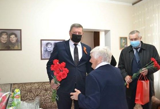 Ни один усть-лабинский ветеран не остался без персонального поздравления