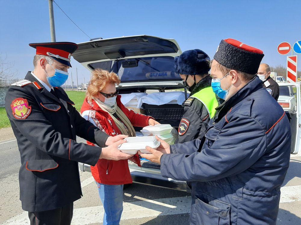 В Усть-Лабинске дежурные патрули обеспечены горячим питанием