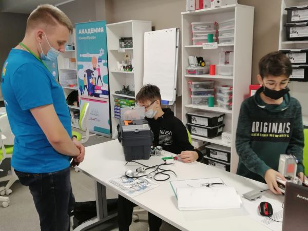 Усть-лабинские школьники разработали робота-«официанта» для коровников Усть-лабинские школьники разработали робота-«официанта» для коровников