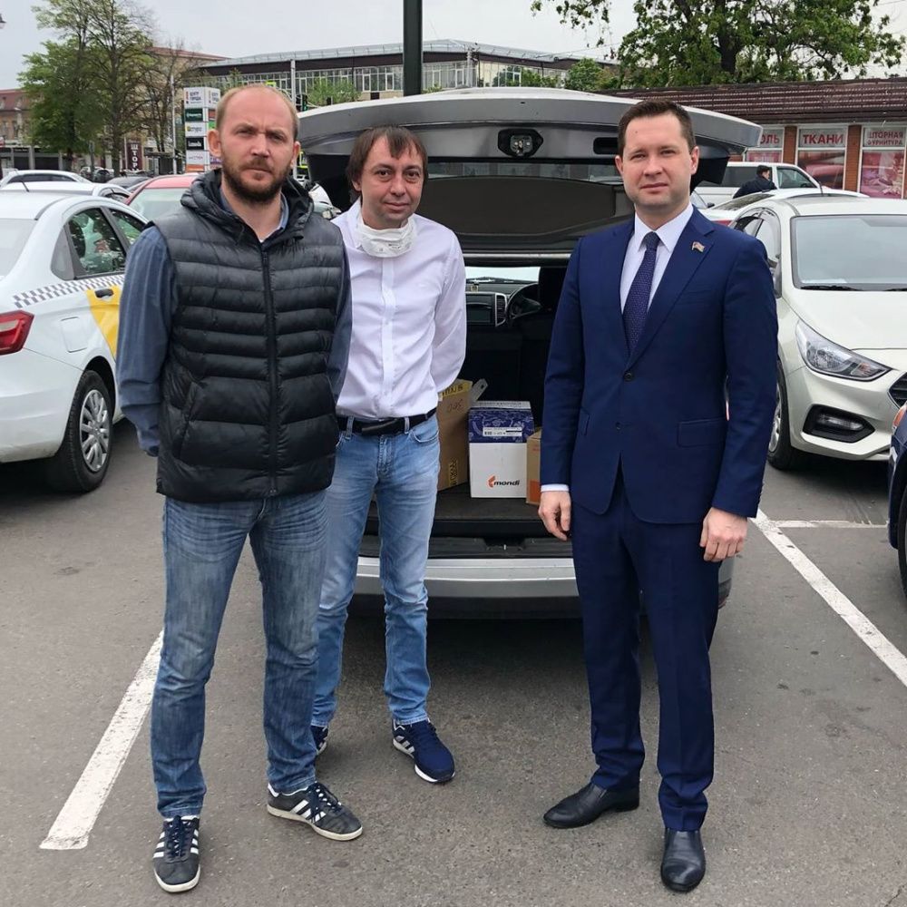 Кубанцы начали шить бахилы для медиков после обращения Игнатенко