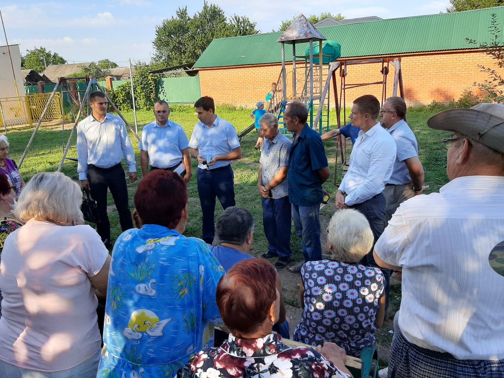 Усть-Лабинские депутаты и мэр города встретились с жителями «Шанхая»