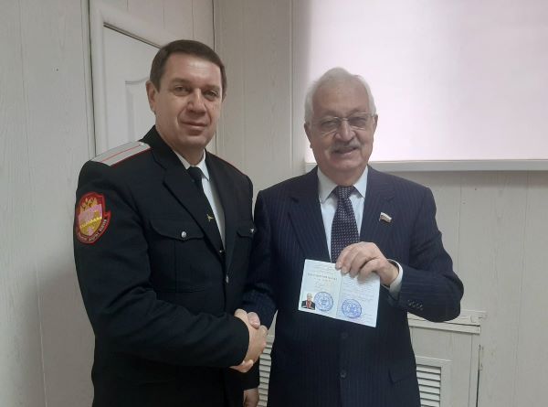 Депутату Госдумы Алексею Езубову вручено удостоверение Кубанского казачьего войска