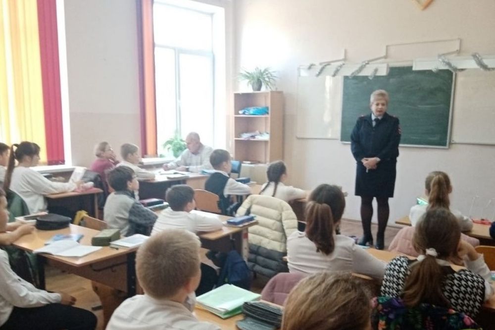 Автоинспекторы провели уроки безопасности для школьников в Усть-Лабинске