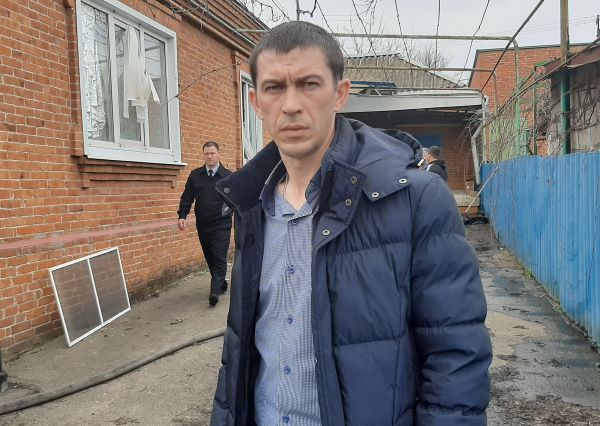 Усть-Лабинские полицейские спасли людей из горящего дома