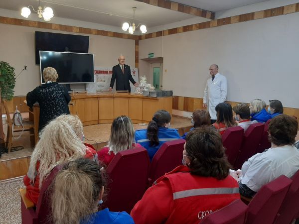 Депутат Езубов поздравил медиков Усть-Лабинской "скорой помощи"