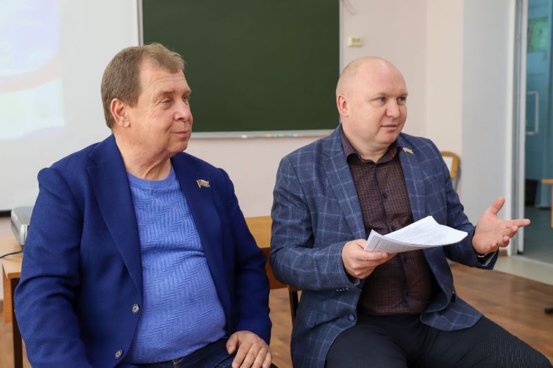 В усть-лабинской школе № 3 депутаты встретились со старшеклассниками В усть-лабинской школе № 3 депутаты встретились со старшеклассниками