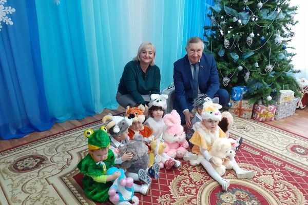 Председатели Усть-Лабинских депутатских Советов поздравили малышей из Дома ребенка