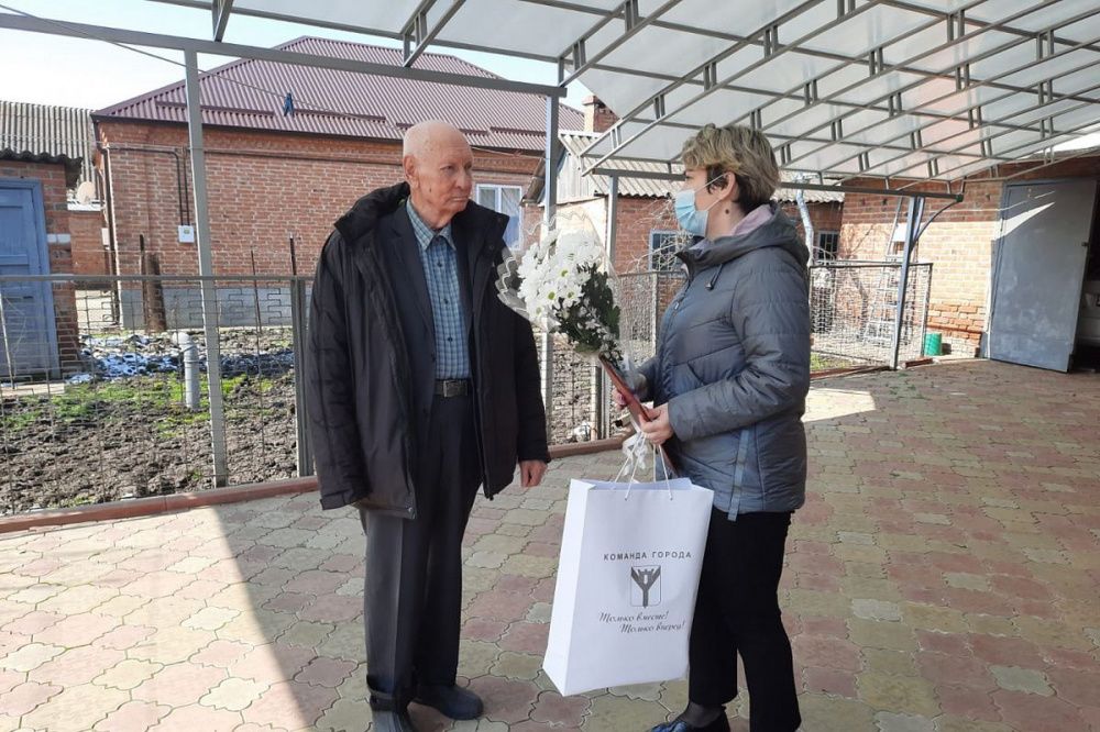 Ветерана поздравили с 83-летием в Усть-Лабинске