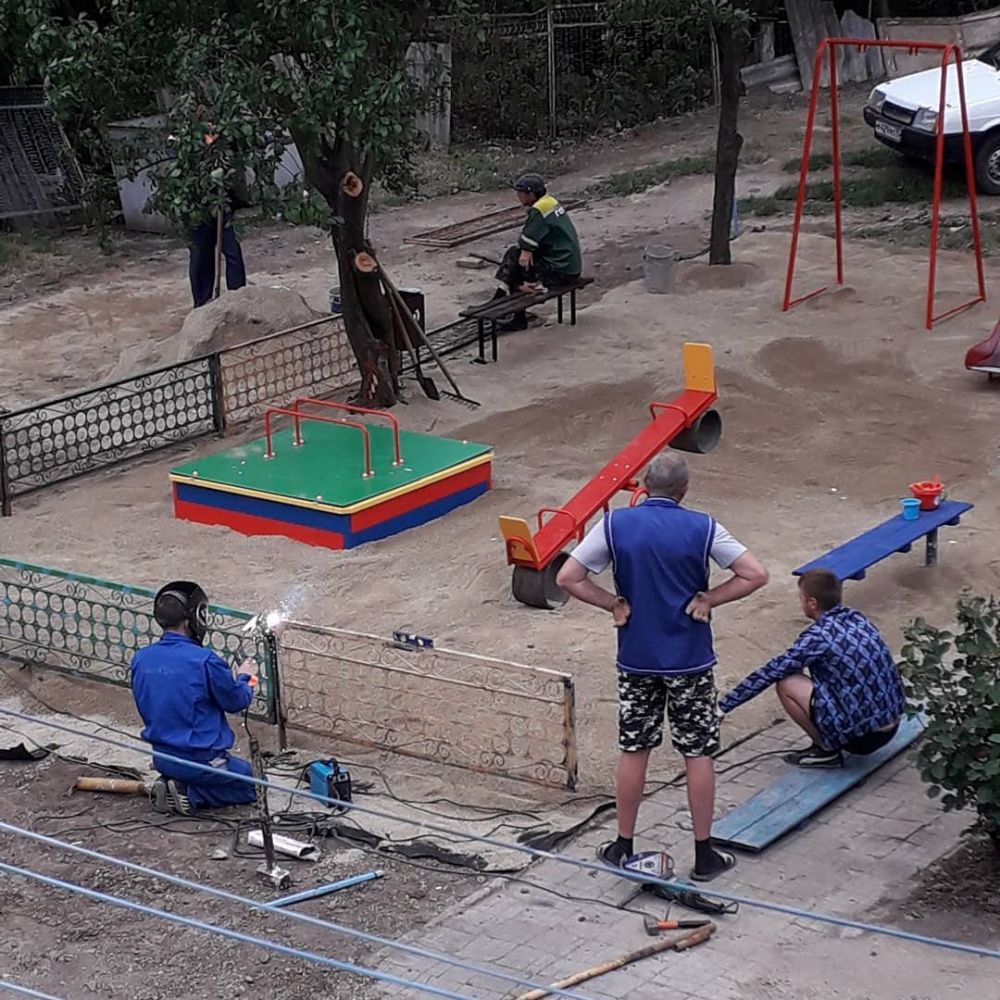 Городские власти установили новую детскую площадку в Усть-Лабинске