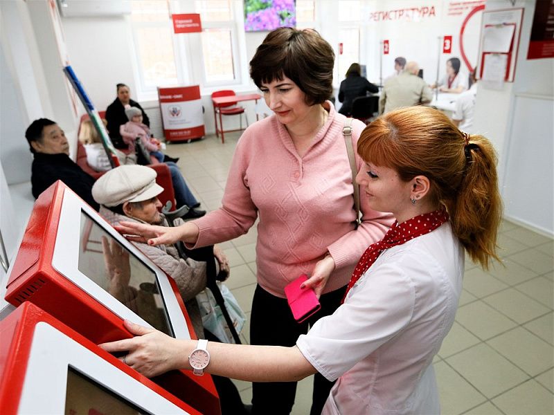 Жителям Усть-Лабинска больше не нужно брать на прием к врачу бумажный полис