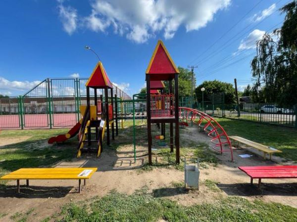 Городской депутат помог жителям Усть-Лабинска с проблемной детской площадкой