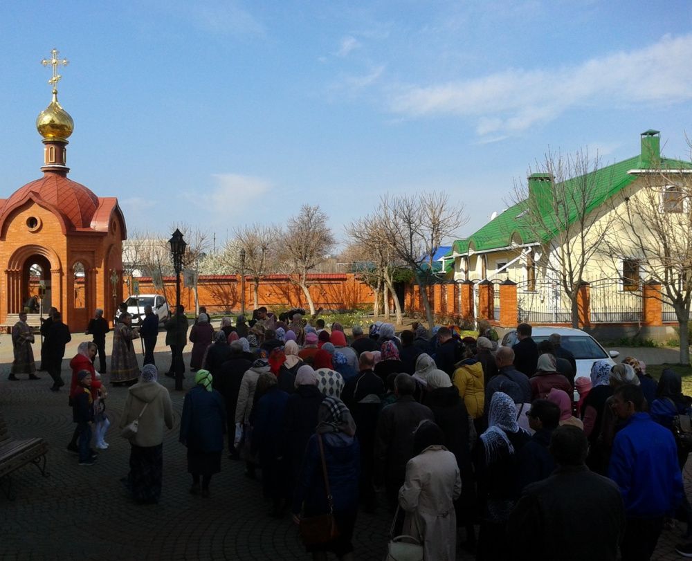 В Усть-Лабинске прошел крестный ход от коронавируса