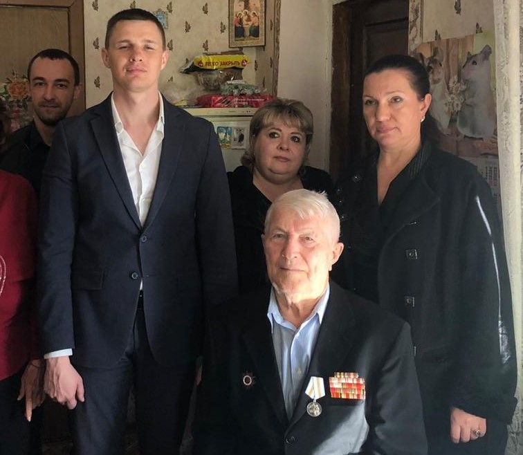 Депутаты горсовета вручили усть-лабинским ветеранам памятные медали и «фронтовые» наборы Депутаты горсовета вручили усть-лабинским ветеранам памятные медали и «фронтовые» наборы