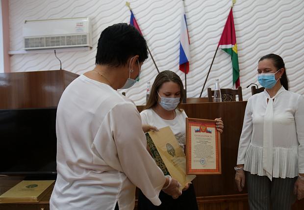 В Усть-Лабинском районе поздравили выпускников, набравших 100 баллов на ЕГЭ